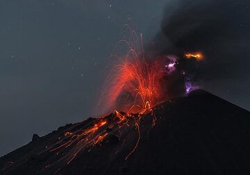 Small strombolian eruption with many small lightnings. (Photo: Tom Pfeiffer)