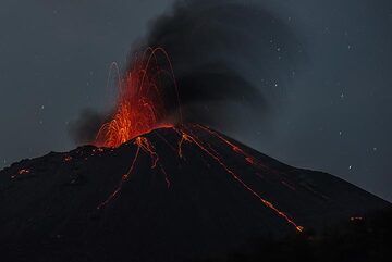 The typical weak strombolian activity only rarely ejected blocks outside the crater. (Photo: Tom Pfeiffer)