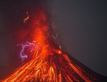 Vulcanian eruption with lots of lightning (evening of 16 Oct). (Photo: Tom Pfeiffer)