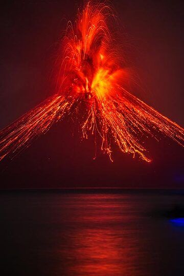 Reflection of lava glow from an eruption seen from Rakata island. (Photo: Tom Pfeiffer)