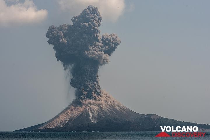 Very strong explosions occur during the morning of 17 Oct, sometimes sending blocks into the sea. (Photo: Tom Pfeiffer)