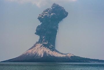 krakatau_k18580.jpg (Photo: Tom Pfeiffer)