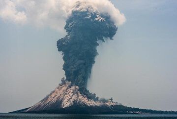 Perhaps the most powerful explosion during our 6-days stay was this one at 11:59 local time on 17 Oct, sending a shower of bombs until the forest, the beach and the nearby waters of Anak Krakatau. (Photo: Tom Pfeiffer)