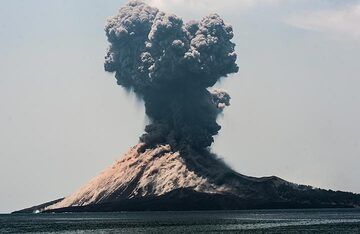 krakatau_k18591.jpg (Photo: Tom Pfeiffer)