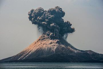 krakatau_k18593.jpg (Photo: Tom Pfeiffer)