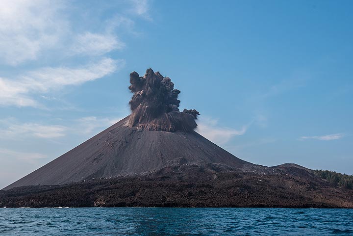 krakatau_k18607.jpg (Photo: Tom Pfeiffer)