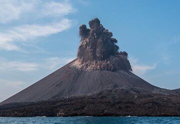 krakatau_k18609.jpg (Photo: Tom Pfeiffer)