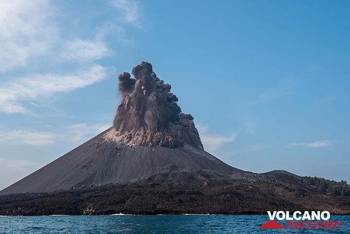The dense eruption column quickly expands and starts to collapse on its sides. (Photo: Tom Pfeiffer)