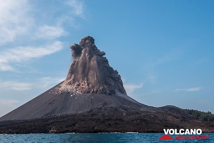 The collapsing margins of the eruption columns develop small pyroclastic flows. (Photo: Tom Pfeiffer)