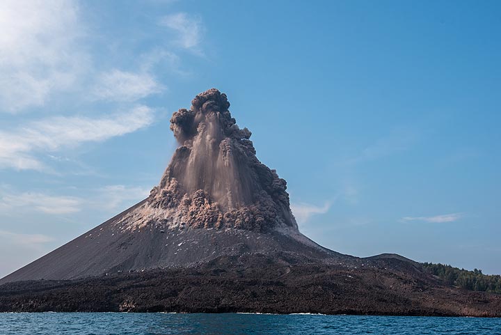 krakatau_k18614.jpg (Photo: Tom Pfeiffer)