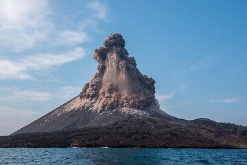 Las bombas comienzan a caer en las laderas del cono. (Photo: Tom Pfeiffer)