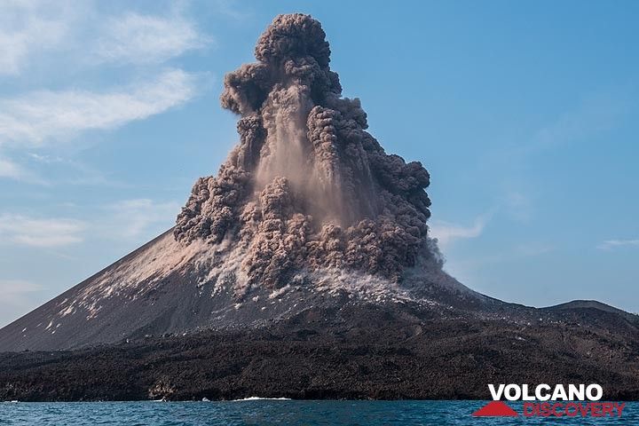 While the top part of the eruption plume continues to rise vertically. (Photo: Tom Pfeiffer)