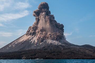 While the top part of the eruption plume continues to rise vertically. (Photo: Tom Pfeiffer)