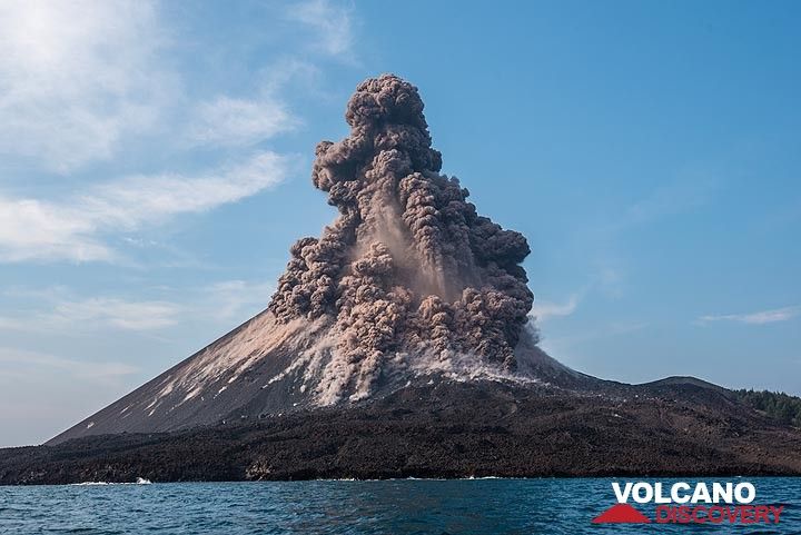 On 17 Oct, explosions were particularly violent at Anak Krakatau. We show a series of images of a spectacular explosion captured from close range by boat. 2 months later, the cone of Anak Krakatau collapsed into the sea on the evening of 22 Dec 2018, triggering a catastrophic tsunami. The following sequence of pictures was taken within few seconds from each other each. (Photo: Tom Pfeiffer)