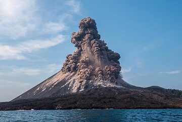 On 17 Oct, explosions were particularly violent at Anak Krakatau. We show a series of images of a spectacular explosion captured from close range by boat. 2 months later, the cone of Anak Krakatau collapsed into the sea on the evening of 22 Dec 2018, triggering a catastrophic tsunami. The following sequence of pictures was taken within few seconds from each other each. (Photo: Tom Pfeiffer)