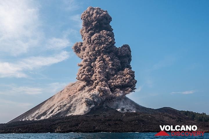 On 22 Dec 2018, continued eruptions of Anak Krakatau had accumulated too much weight on the cone, which is built on top of a steep underwater slope. This made it prone to landslides and explosions like this one could have triggered it to give way. (Photo: Tom Pfeiffer)