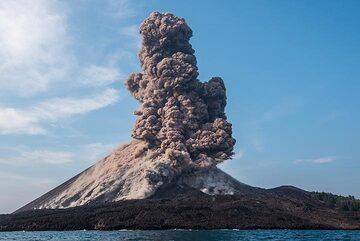 On 22 Dec 2018, continued eruptions of Anak Krakatau had accumulated too much weight on the cone, which is built on top of a steep underwater slope. This made it prone to landslides and explosions like this one could have triggered it to give way. (Photo: Tom Pfeiffer)