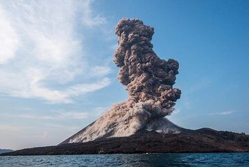 krakatau_k18628.jpg (Photo: Tom Pfeiffer)