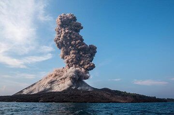 krakatau_k18629.jpg (Photo: Tom Pfeiffer)