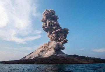 krakatau_k18630.jpg (Photo: Tom Pfeiffer)