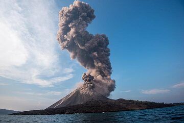 krakatau_k18635.jpg (Photo: Tom Pfeiffer)