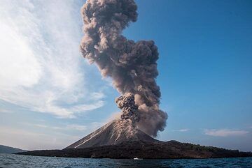 krakatau_k18637.jpg (Photo: Tom Pfeiffer)