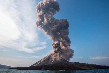 After having gained some distance with the boat, a very wide angle lens is needed to capture the ash plume now 1 km high. (Photo: Tom Pfeiffer)