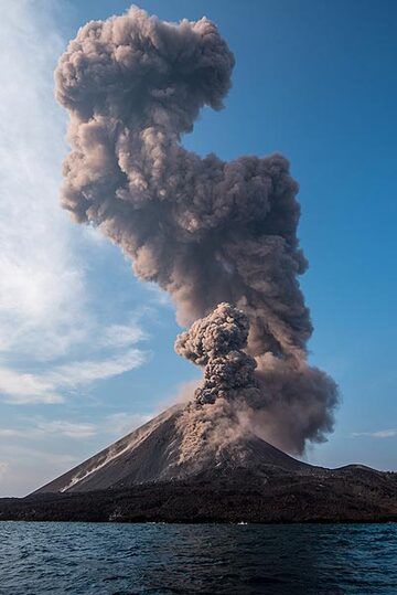 Smaller explosions follow the main event, merging with the still rising ash plume. (Photo: Tom Pfeiffer)