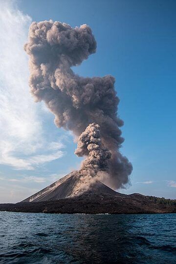 krakatau_k18641.jpg (Photo: Tom Pfeiffer)