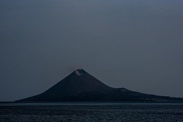 Vue nocturne d'Anak Krakatau pendant une phase calme au clair de lune (Photo: Tom Pfeiffer)