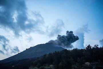 The evening of 17 Oct was relatively calm, after the very large eruption had occurred in the afternoon. (Photo: Tom Pfeiffer)