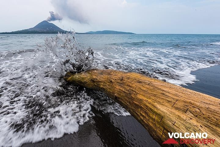 Arriving wave and volcano in background. (Photo: Tom Pfeiffer)