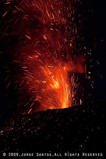 Incandescent bombs are thrown our of the crater. (Photo: Jorge Santos)