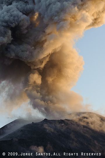 Ash eruption in the early morning light. (Photo: Jorge Santos)