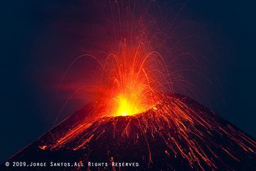 Strombolian explosion from the new crater. (Photo: Jorge Santos)