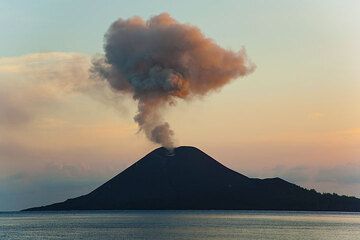Die Aschenwolke einer Explosion am Abend. (Photo: Tom Pfeiffer)