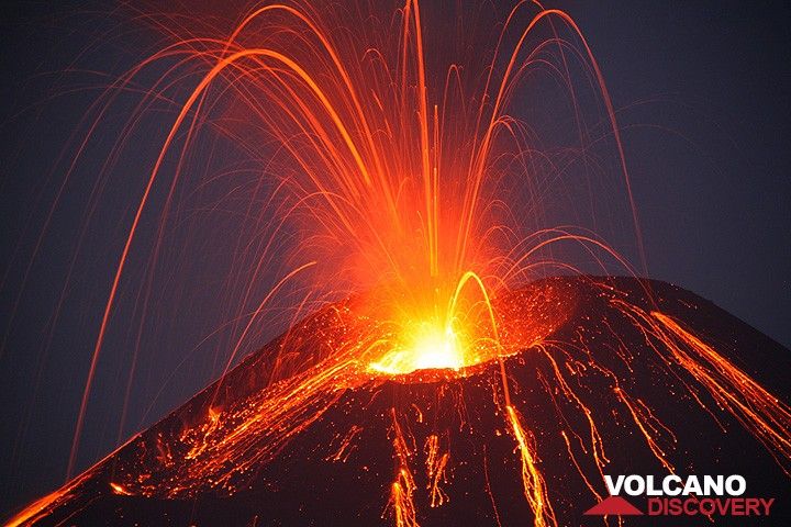 Evening strombolian eruption from the new crater. (Photo: Tom Pfeiffer)