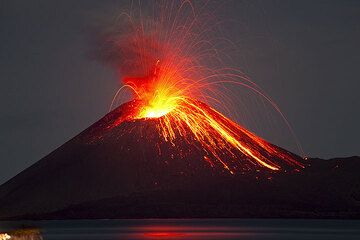 Cette éruption jette ses bombes principalment vers l'est en direction du vieux bord du cratère où beaucoup de bombes tombent. (Photo: Tom Pfeiffer)