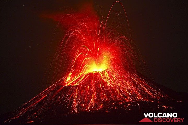 Ein nächtlicher ausbruch übersäht den ganzen Kegel mit glühender Lava. (Photo: Tom Pfeiffer)
