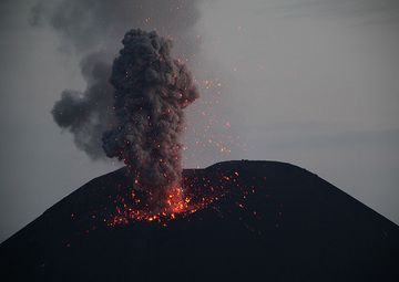 Ash-rich strombolian explosion. (Photo: Tom Pfeiffer)