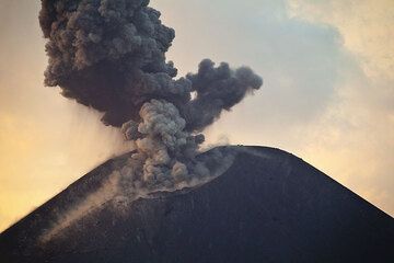 Ash cloud produced by a medium-sized eruption. (Photo: Tom Pfeiffer)