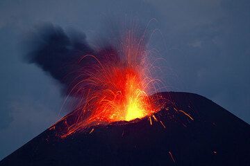 Erupción estromboliana al amanecer. (Photo: Tom Pfeiffer)