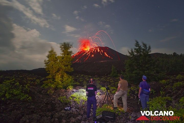 Markus, George et Marco observent l'activité spectaculaire au Krakatau pendant la nuit du 6-7 juin 09. (Photo: Tom Pfeiffer)