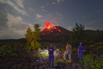 Markus, George et Marco observent l'activité spectaculaire au Krakatau pendant la nuit du 6-7 juin 09. (Photo: Tom Pfeiffer)