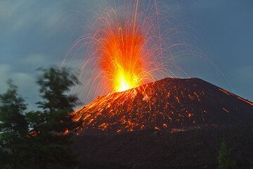 L'activité principale du Krakatau au juin 2009 était strombolienne. Des explosions se poursuivaient à des intervaux de 2-5 minutes et jettaient des nombreuses bombes incandéscentes jusqu'une hauteur de plusieurs centaines de mètres. (Photo: Tom Pfeiffer)