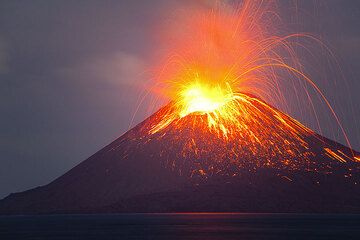 Kräftige Explosionen vom Typ vulkanianisch schleudern Blöcke und glühende Bomben über den ganzen Kegel und darüber hinaus, oft bis zum alten Kraterrand und in den Wald auf der Ostseite. (Photo: Tom Pfeiffer)