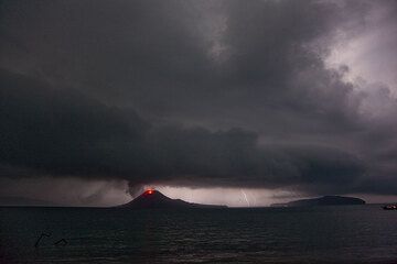 krakatau_i2045.jpg (Photo: Tom Pfeiffer)