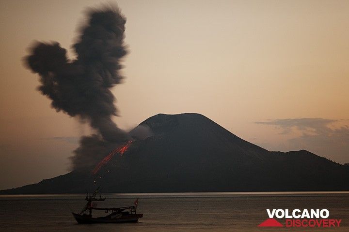 Eruption at dawn (Photo: Tom Pfeiffer)
