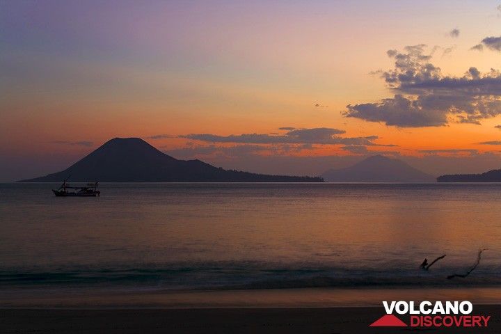 Die Morgendämmerung über Anak Krakatau (Photo: Tom Pfeiffer)