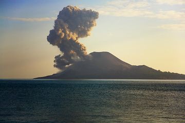 Small ash eruption  (Photo: Tom Pfeiffer)